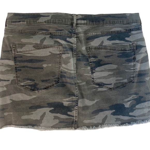 EXPRESS Stretch Straight Mini Mid-Rise Camo Skirt - Picture 2 of 2